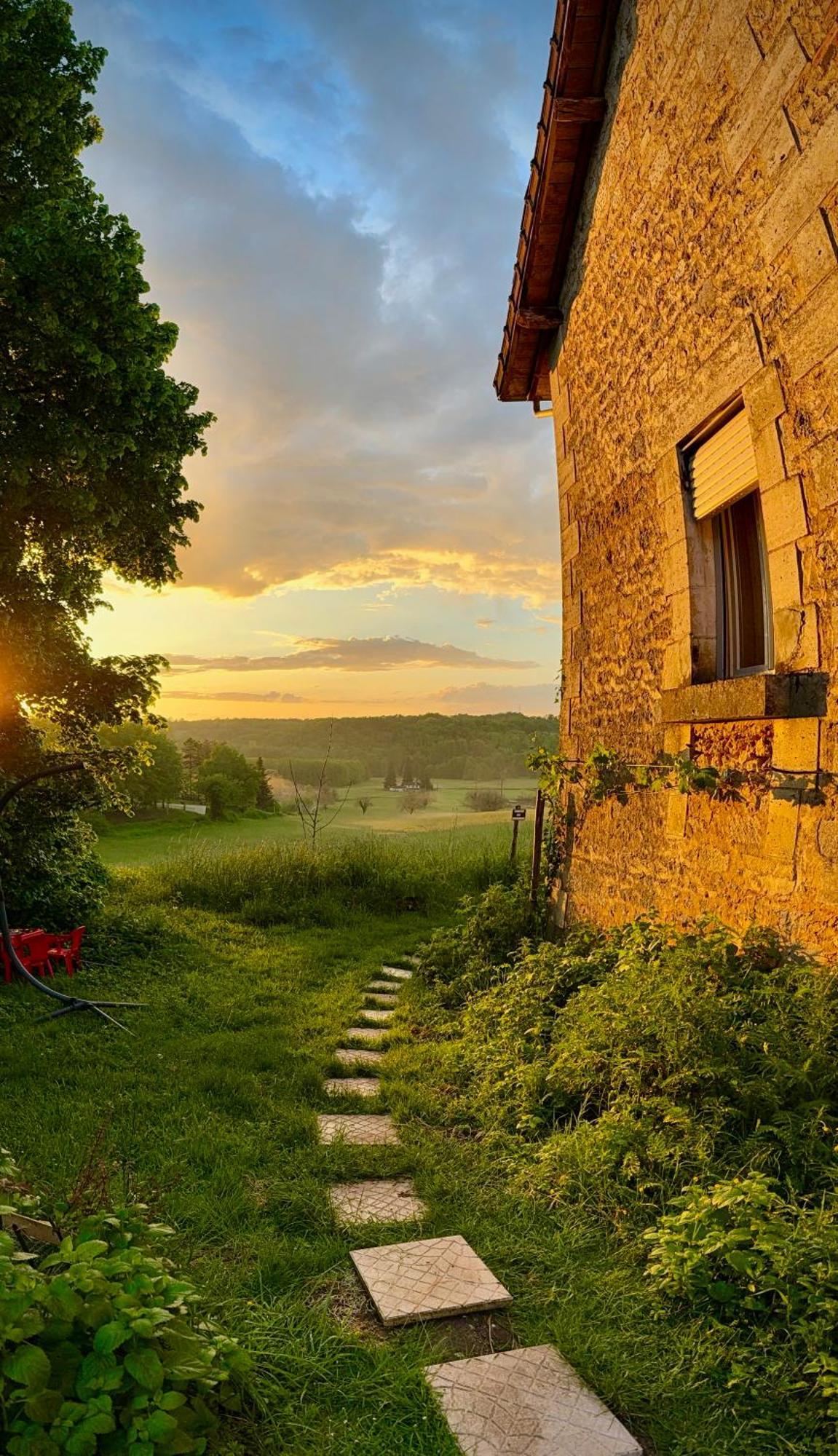 Ferme Gite Le Coeur Des Petits Chenes Saint-Pierre-de-Cole Екстер'єр фото